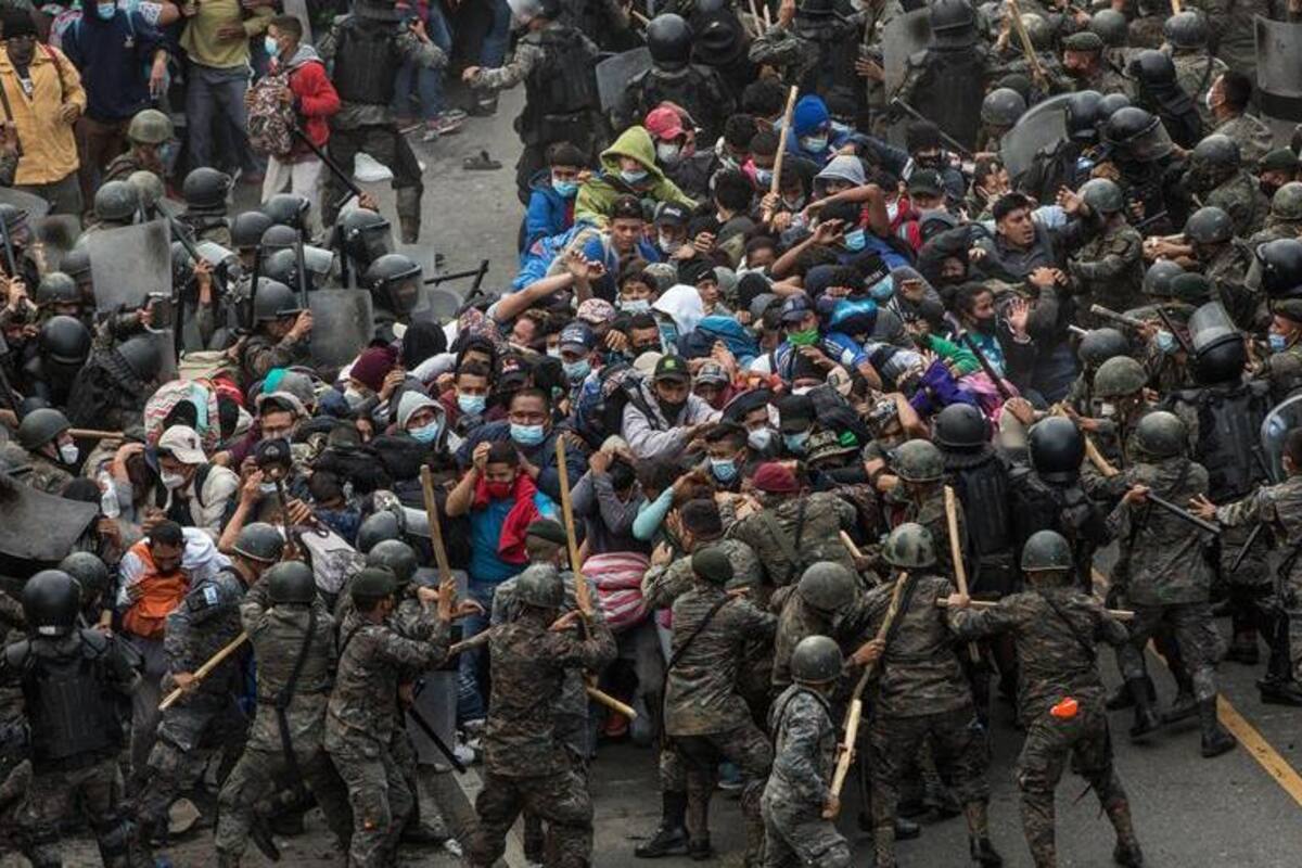 Guatemala detiene y reprende con violencia a caravana migrante hondureña