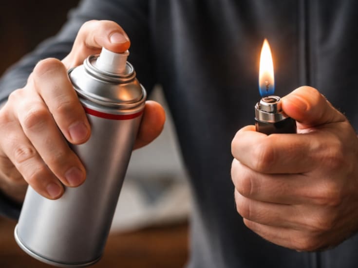 Niño sufre quemaduras al intentar calentar aerosol quitapolvo con un encendedor