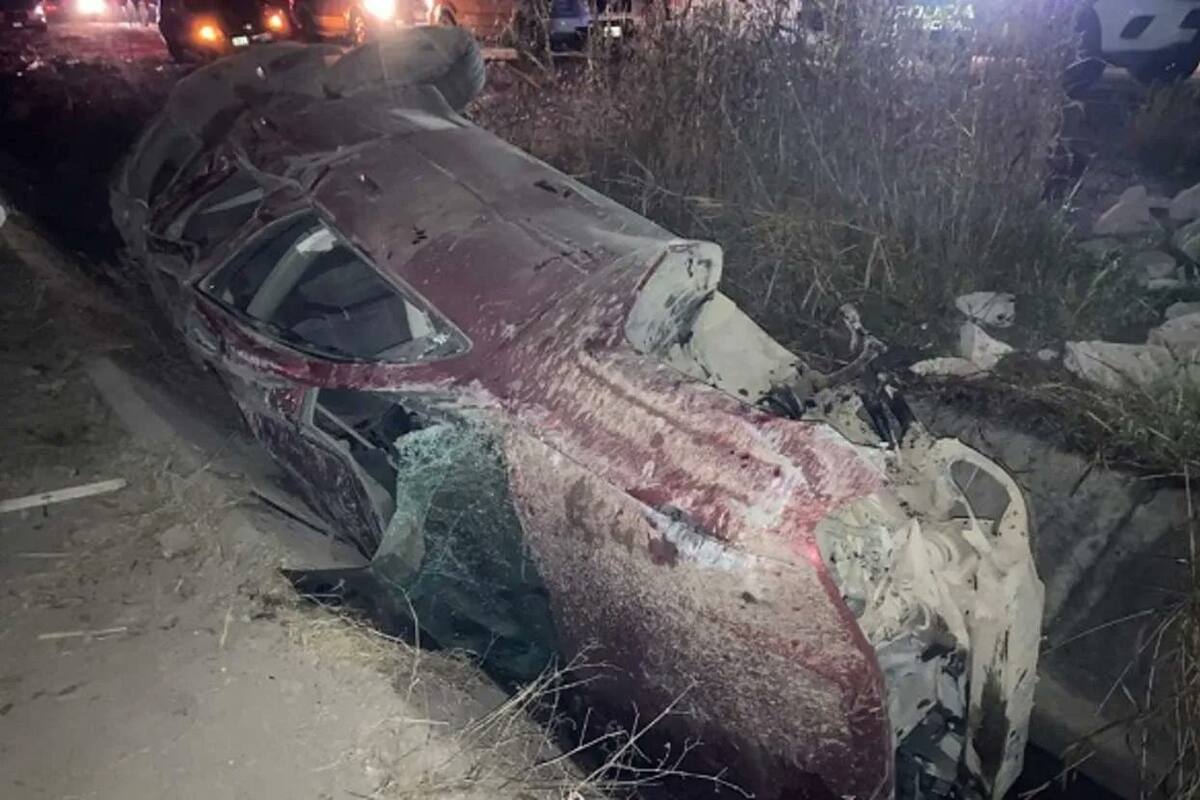Se vuelca una camioneta manejada por menor de edad; un muerto y tres niñas heridas