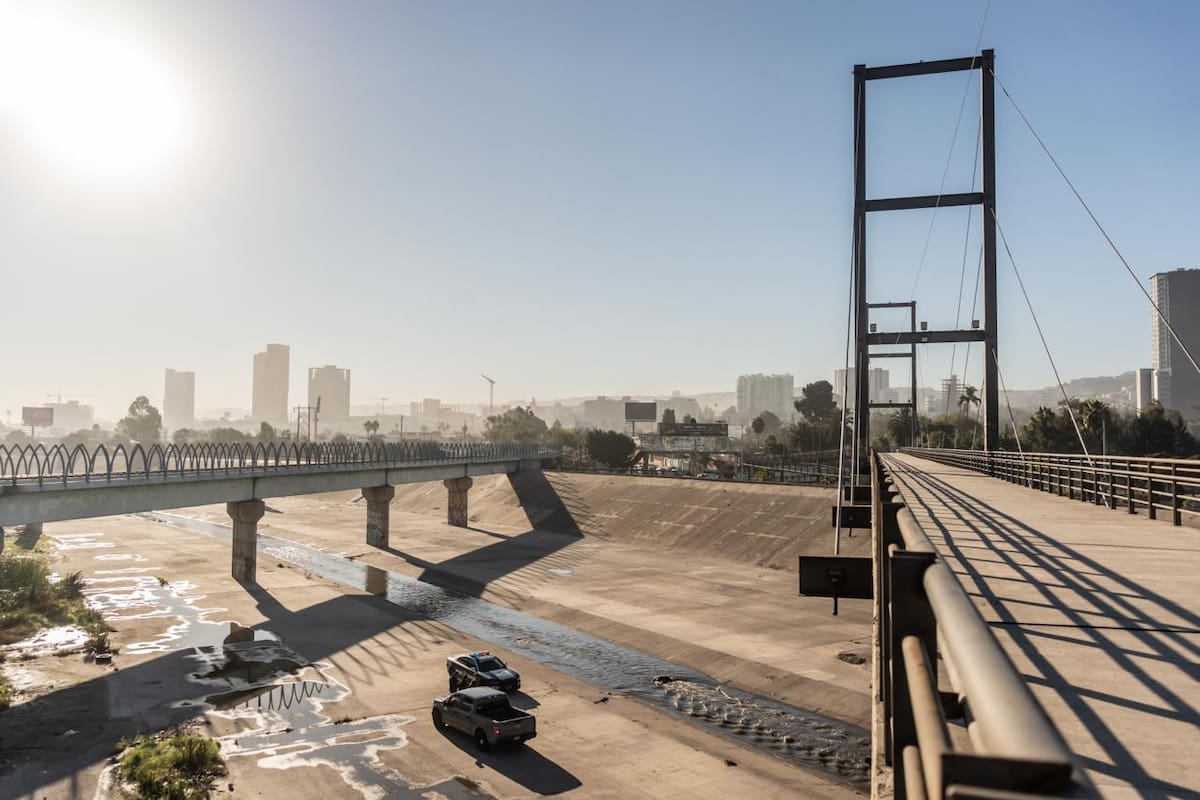 Localizan cuerpo con signos de violencia en la canalización del Río