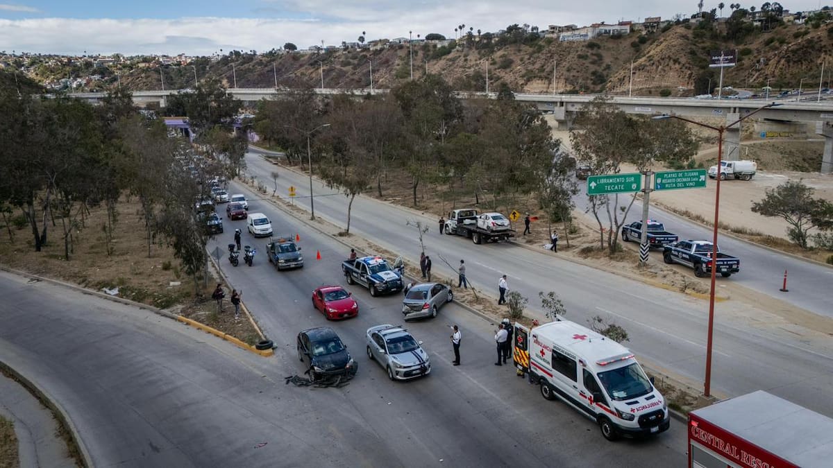 Una menor de 8 años fue trasladada a un hospital tras el choque registrado rumbo a la Zona Centro. Foto: Border Zoom