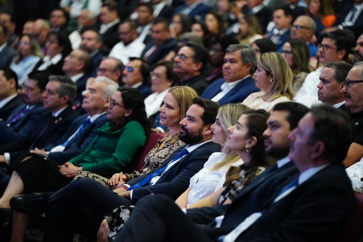La familia del gobernador Alfonso Durazo, donde sobresalió su esposa
Rocío Chávez, estuvo presente en el Tercer Informe de Gobierno. FOTO: ESPECIAL