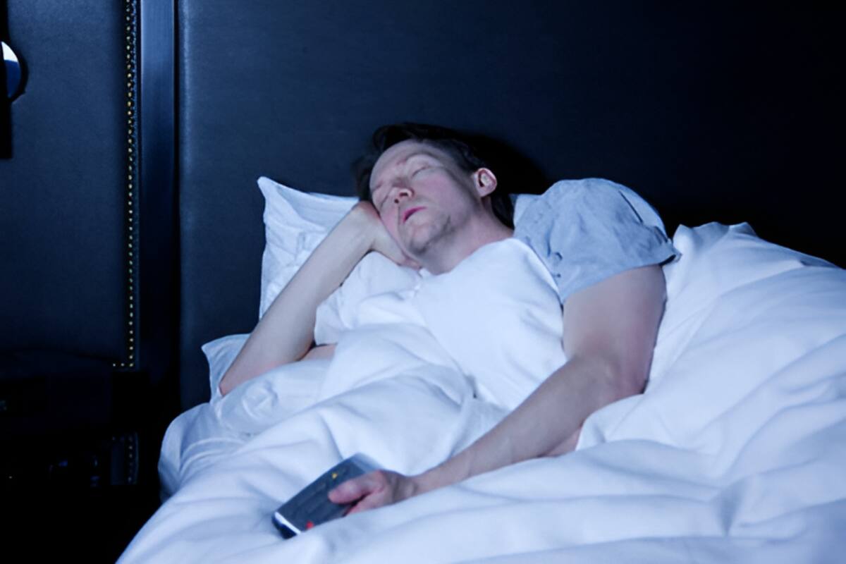 ¿Por qué algunas personas necesitan dormir con la televisión encendida? Esto dice la psicología