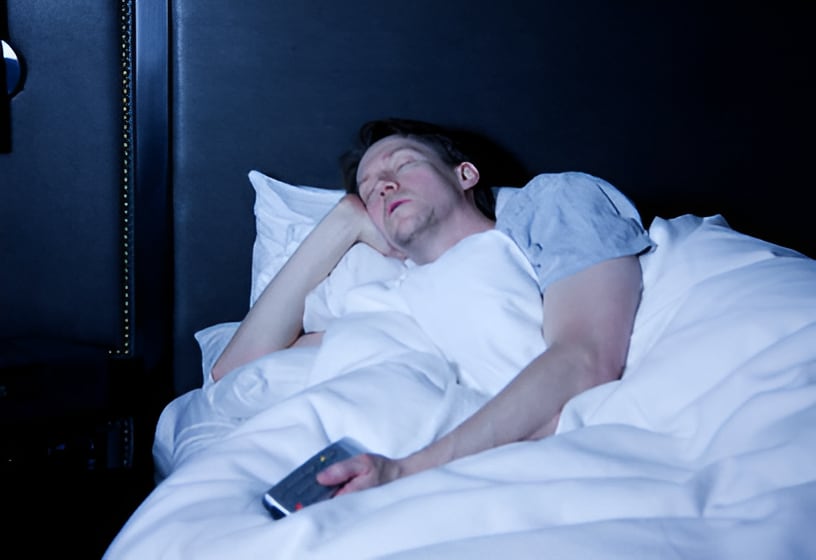 Dormir con la televisión encendida | Foto: Especial (iStock)