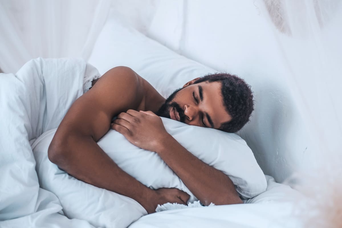 Qué significa que tengas que abrazar una almohada mientras duermes para poder estar cómodo, según la psicología
