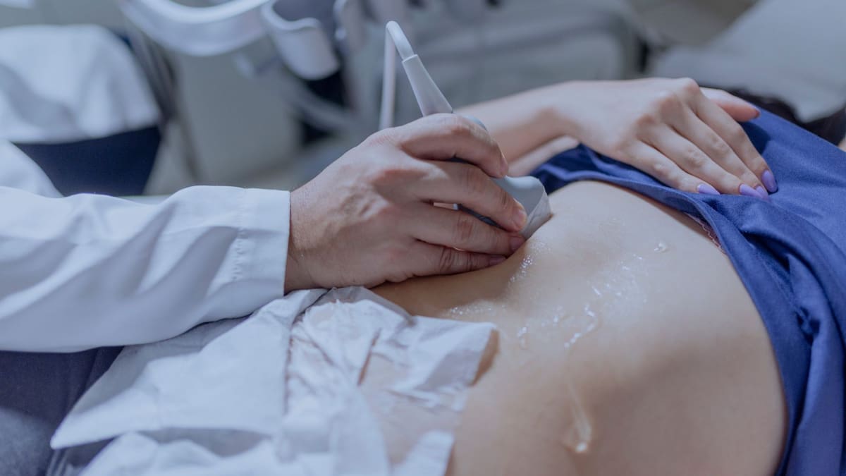 Un proyecto de ley en Chile propone que las mujeres escuchen los latidos del feto antes de un aborto sin importar la causal, lo que desató fuertes críticas al considerarse un mecanismo de presión y revictimización | Canva