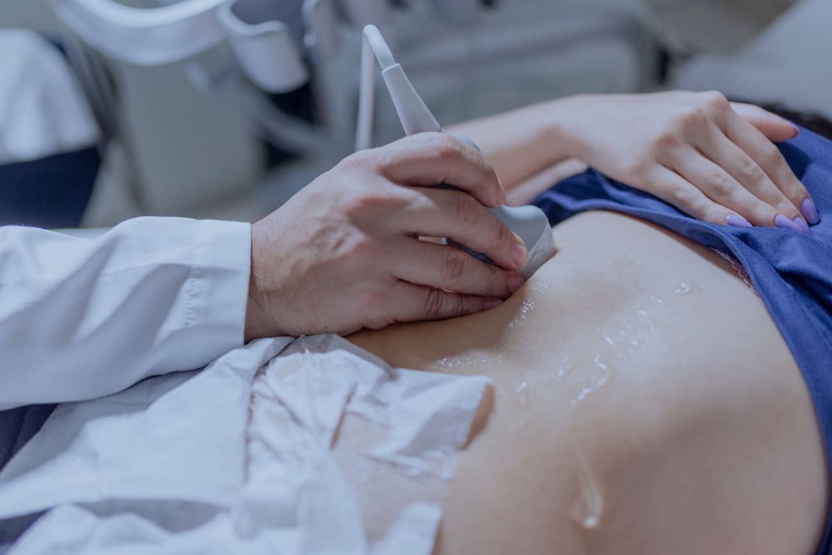 Un proyecto de ley en Chile propone que las mujeres escuchen los latidos del feto antes de un aborto sin importar la causal, lo que desató fuertes críticas al considerarse un mecanismo de presión y revictimización