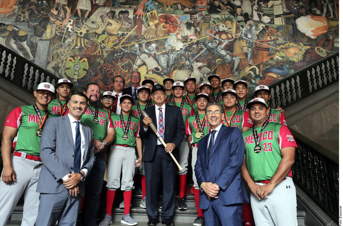 Fotografía de 2019 de la selección mexicana sub-13, luego de ser campeona en la Cal Ripken Jr. World Series. De la mano de Karim García, visitaron Palacio Nacional, donde los recibió el entonces presidente de México, Andrés Manuel López Obrador. (Archivo GH)