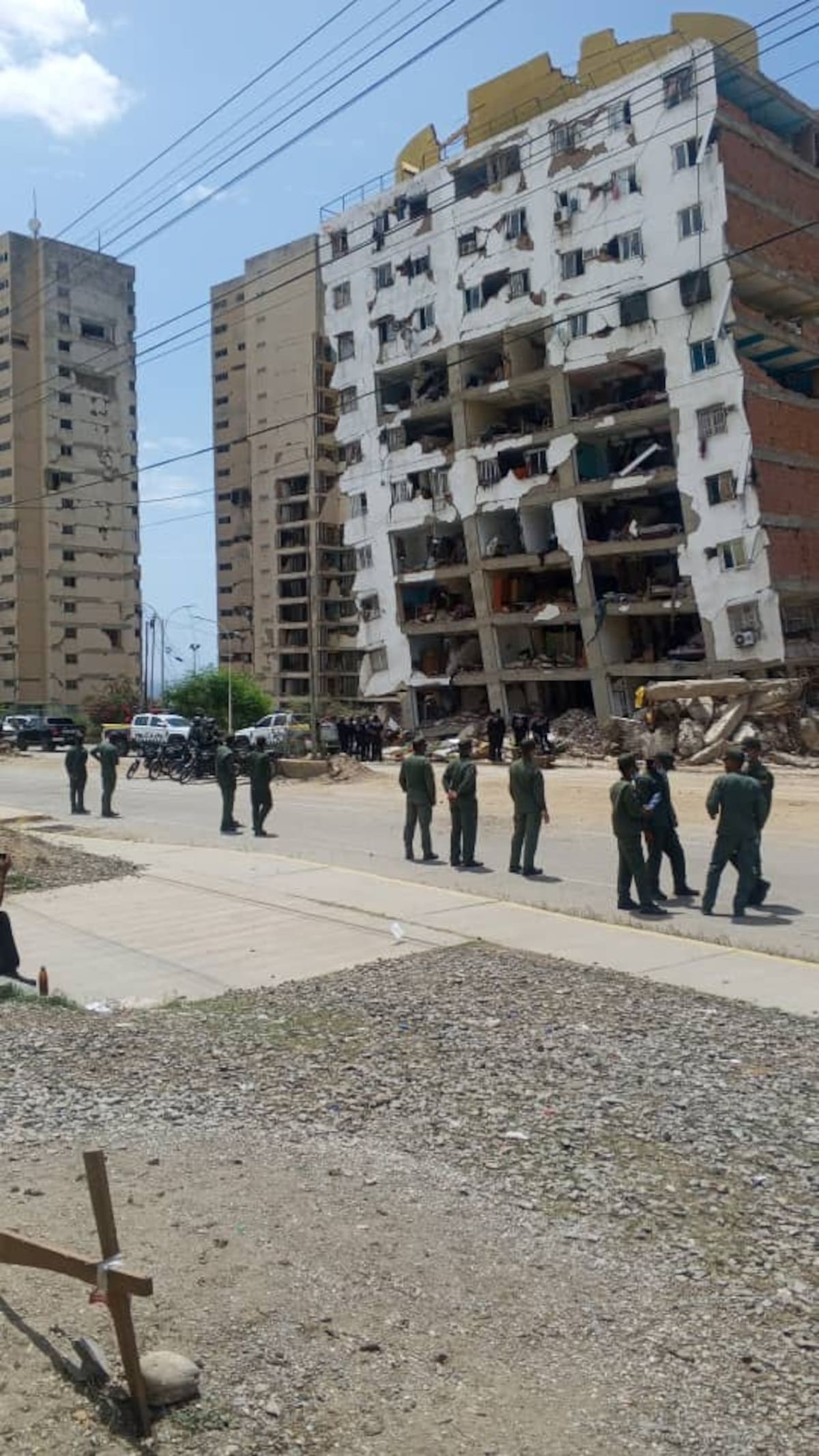 De acuerdo con información difundida por autoridades venezolanas, las labores se concentran actualmente en zonas como Caraballeda, donde equipos trabajan en el retiro de materiales derivados de los daños estructurales provocados por los movimientos sísmicos.