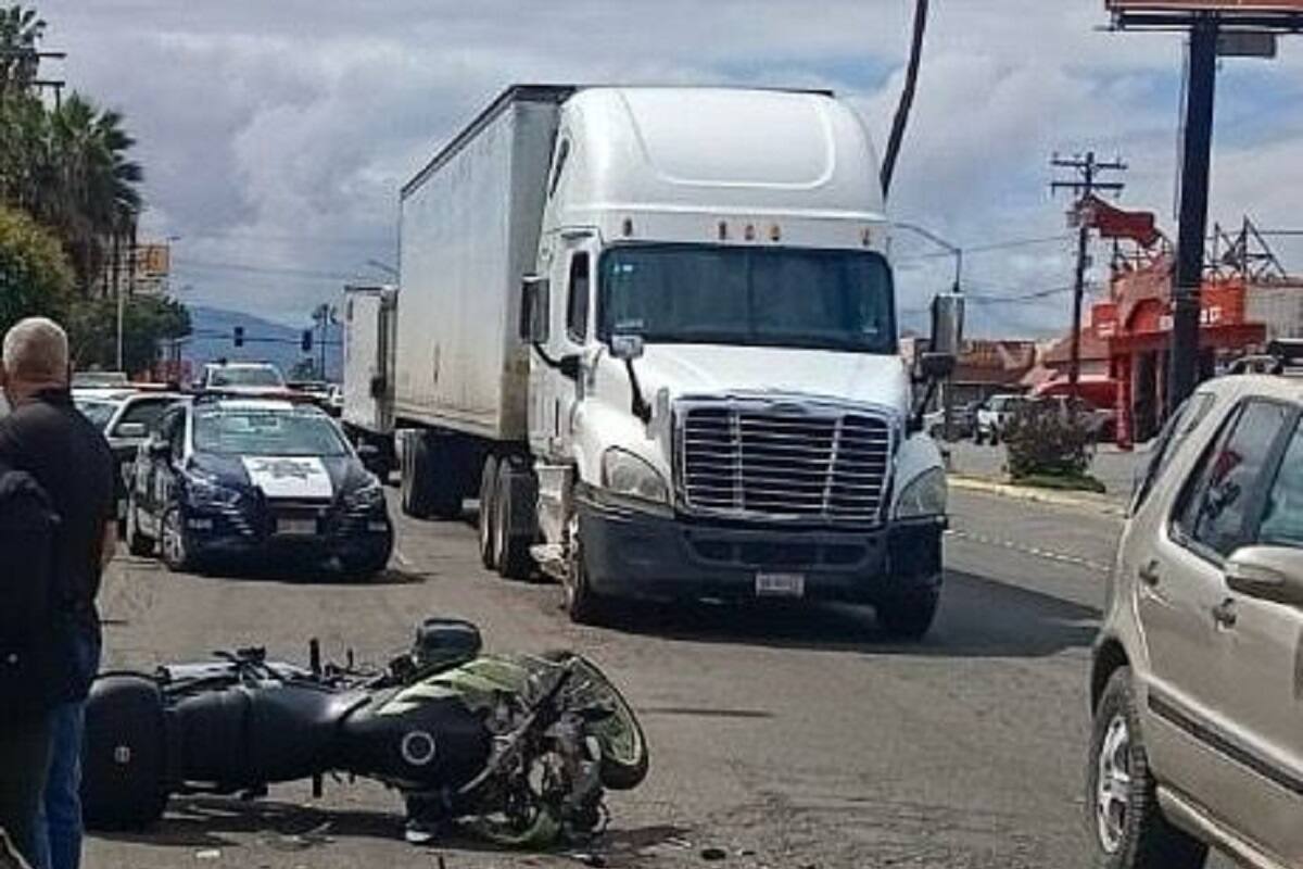 Motociclista resulta lesionado tras choque en la Reforma