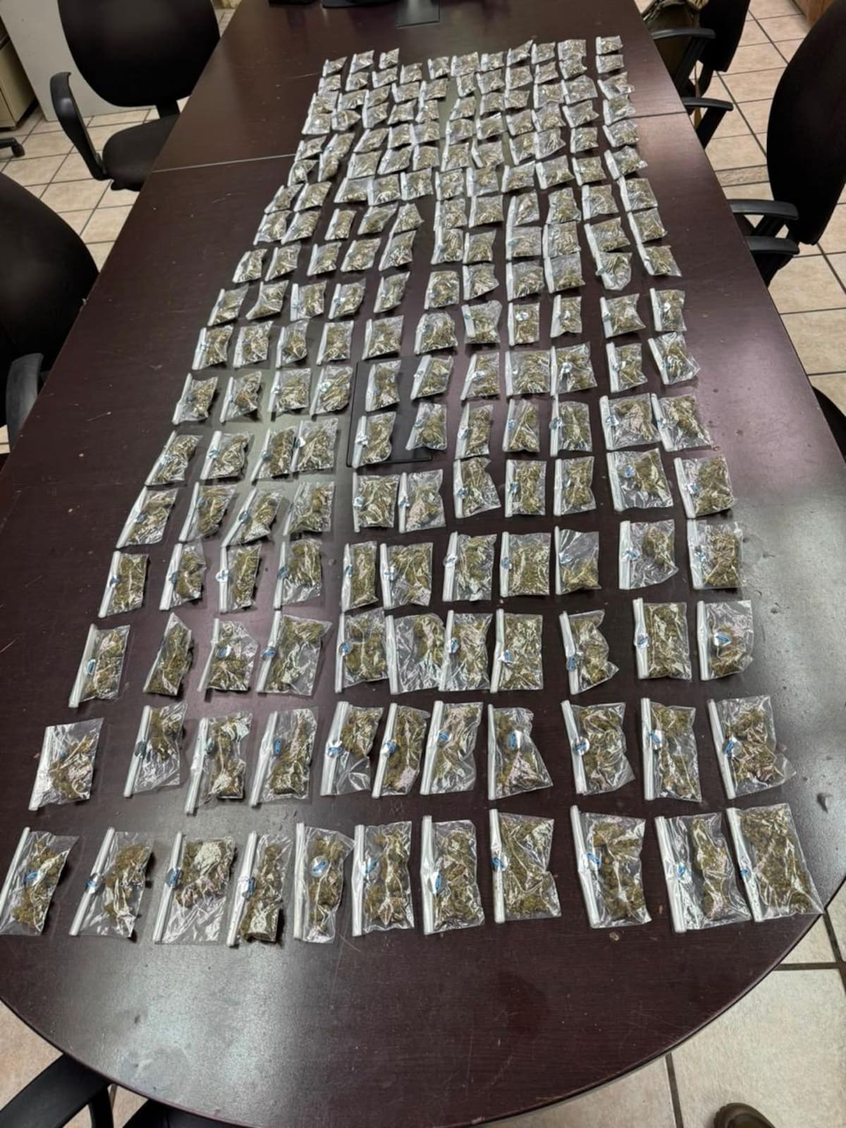 Agentes de la FESC aseguraron un paquete con aproximadamente 774 gramos de mariguana durante la detención del adolescente. Foto: Cortesía