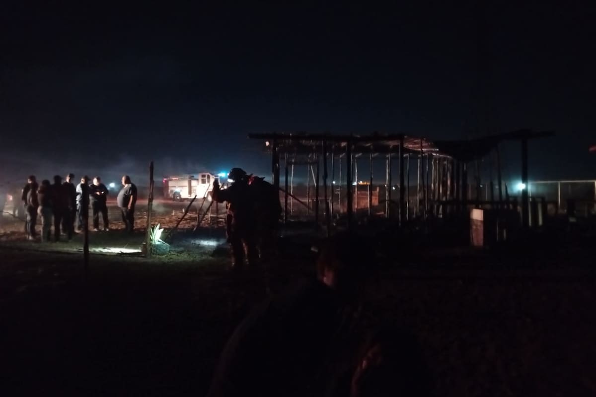 Familia pierde todo tras incendio en vivienda de madera; apenas tenían tres días habitando el lugar