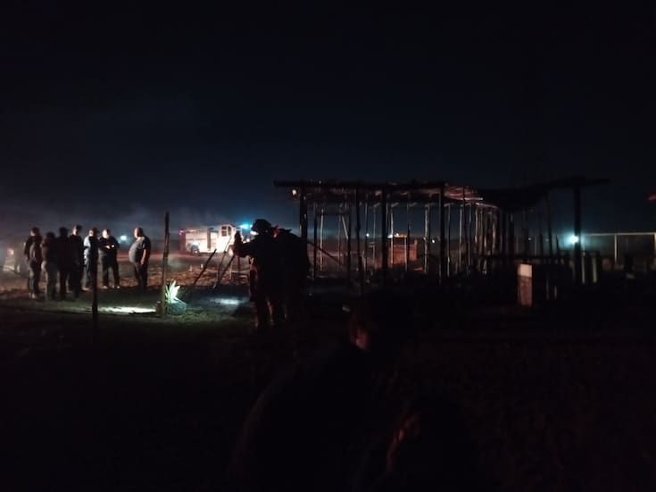 Familia pierde todo tras incendio en vivienda de madera; apenas tenían tres días habitando el lugar