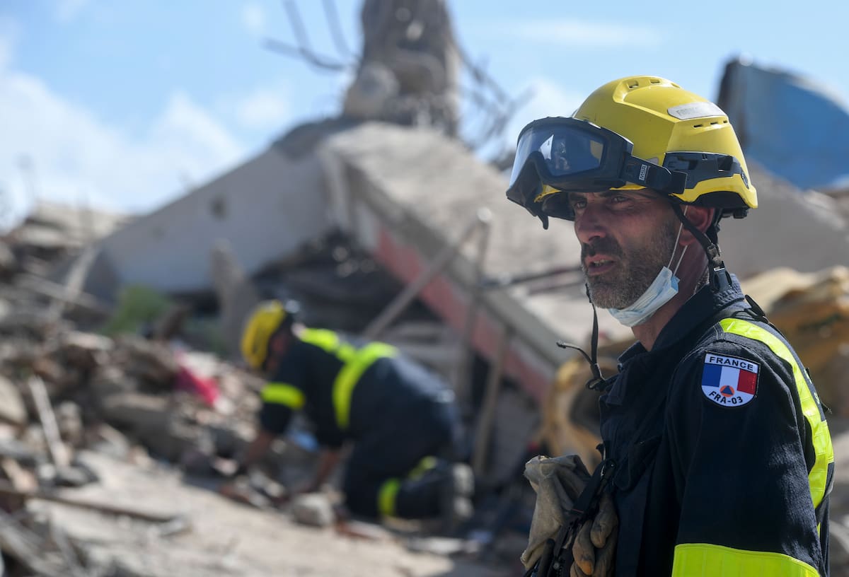 Equipos de emergencia inspeccionan la zona donde una mujer logró enviar un mensaje desde debajo de los escombros. (Xinhua/Marcos Salgado) (ms) (rtg) (ra) (da)