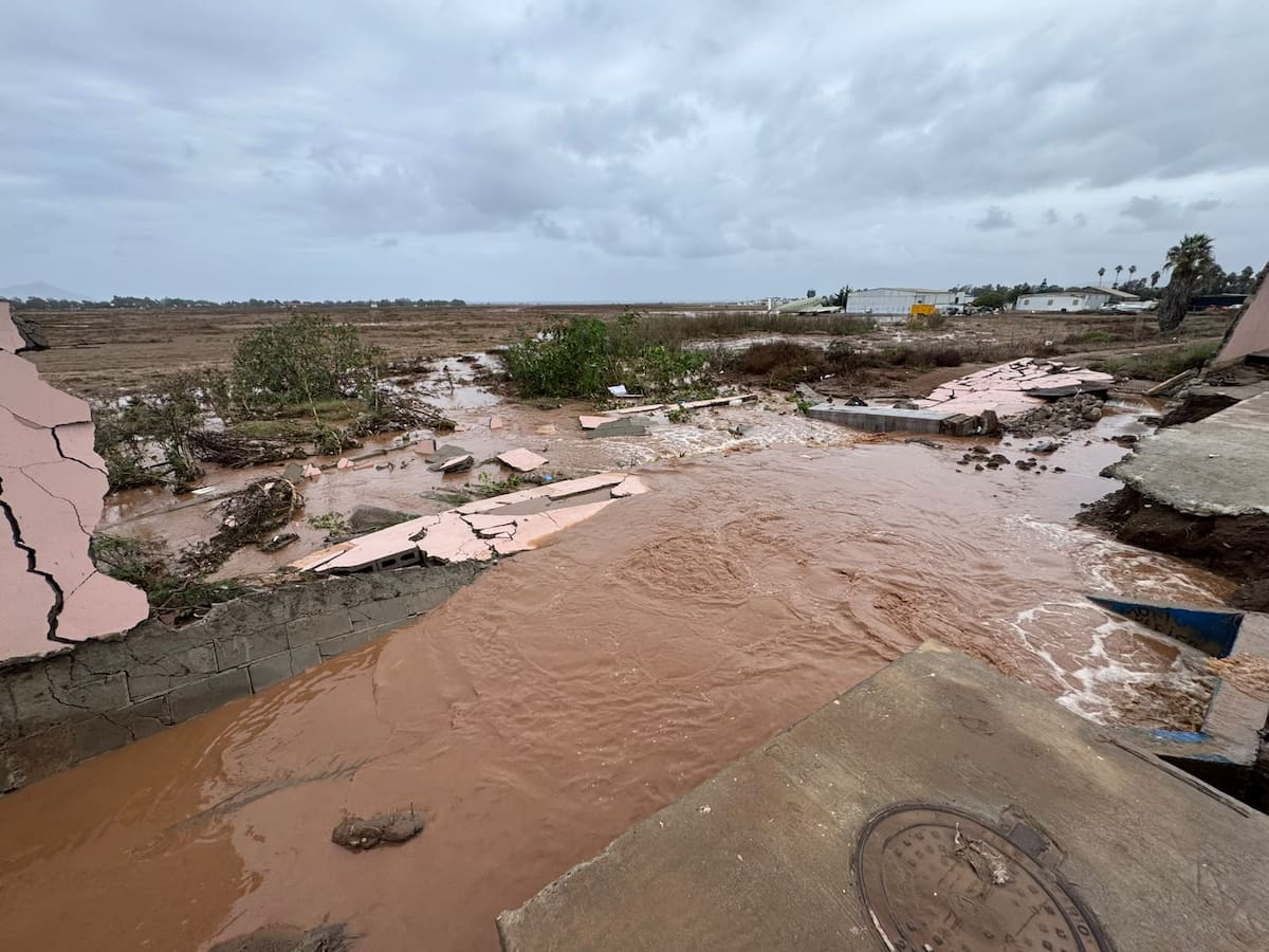 Dos tramos de la barda perimetral de la Base Aérea Militar No. 3 colapsaron tras las lluvias en Ensenada. Foto: Cortesía