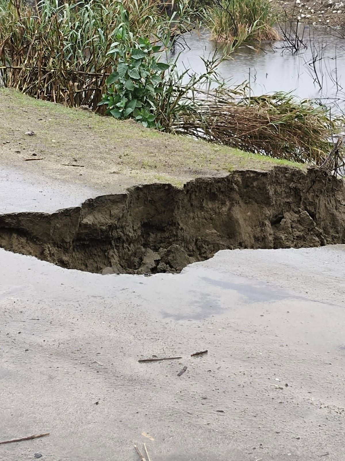 Reportan derrumbe en la única entrada y salida de la Casa del Abuelo Amistad en Maneadero.