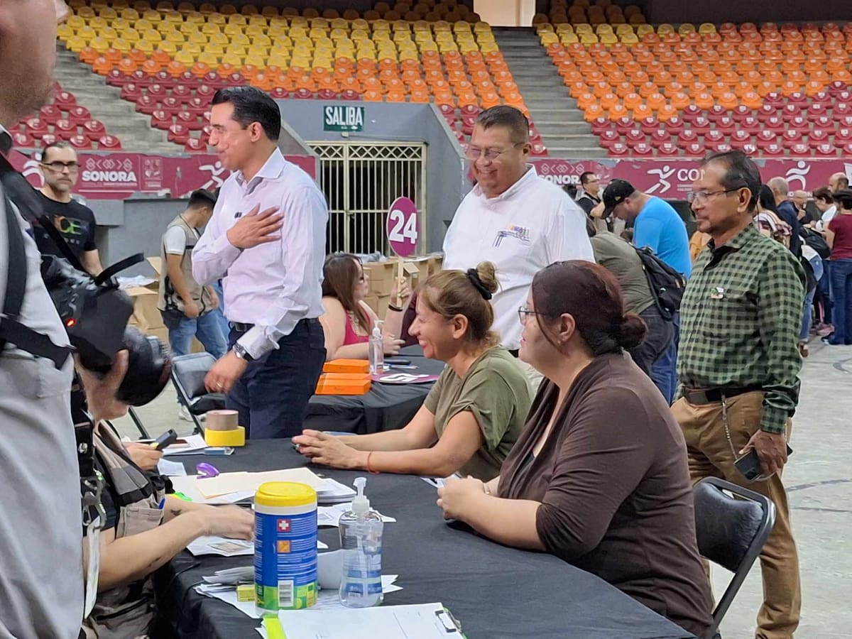 Más de 120 mil estudiantes de educación básica en Sonora van a recibir su paquete de uniforme escolar totalmente gratuito durante esta semana, en las instalaciones del Centro de Usos Múltiples de Hermosillo.