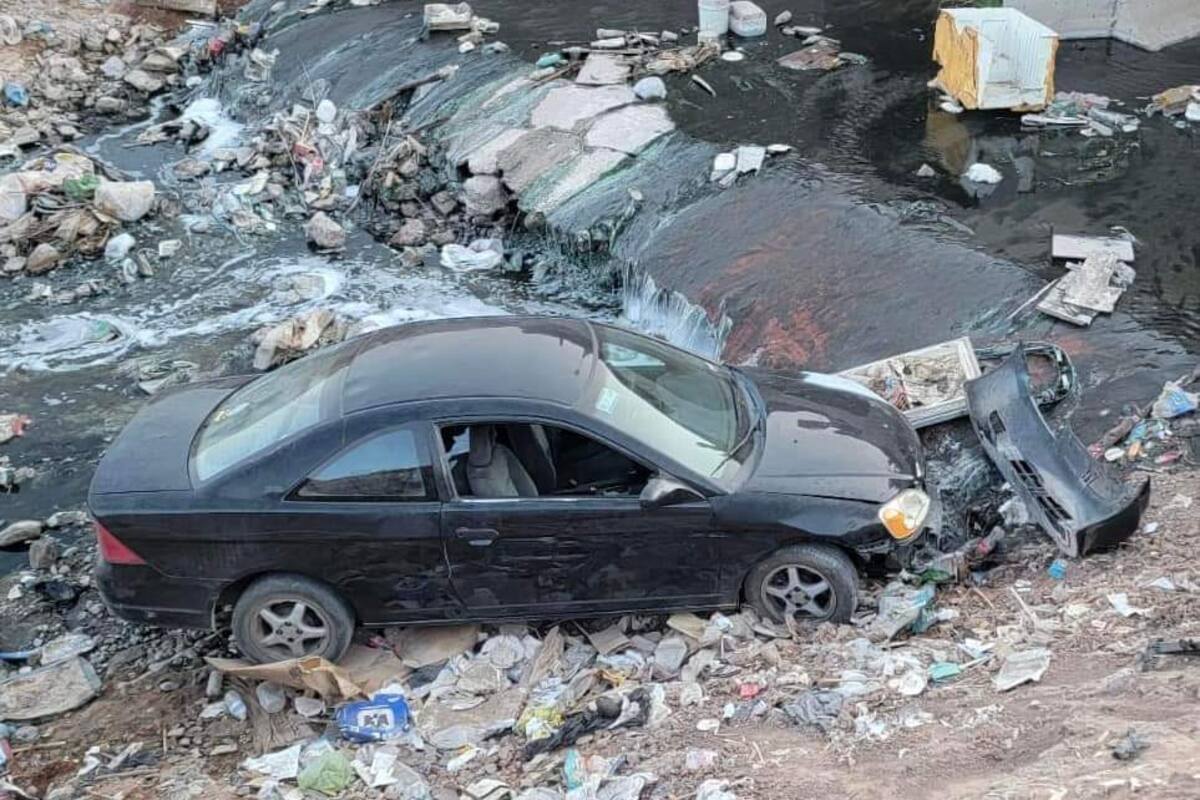 Cae vehículo a canal de aguas negras en Pascualitos