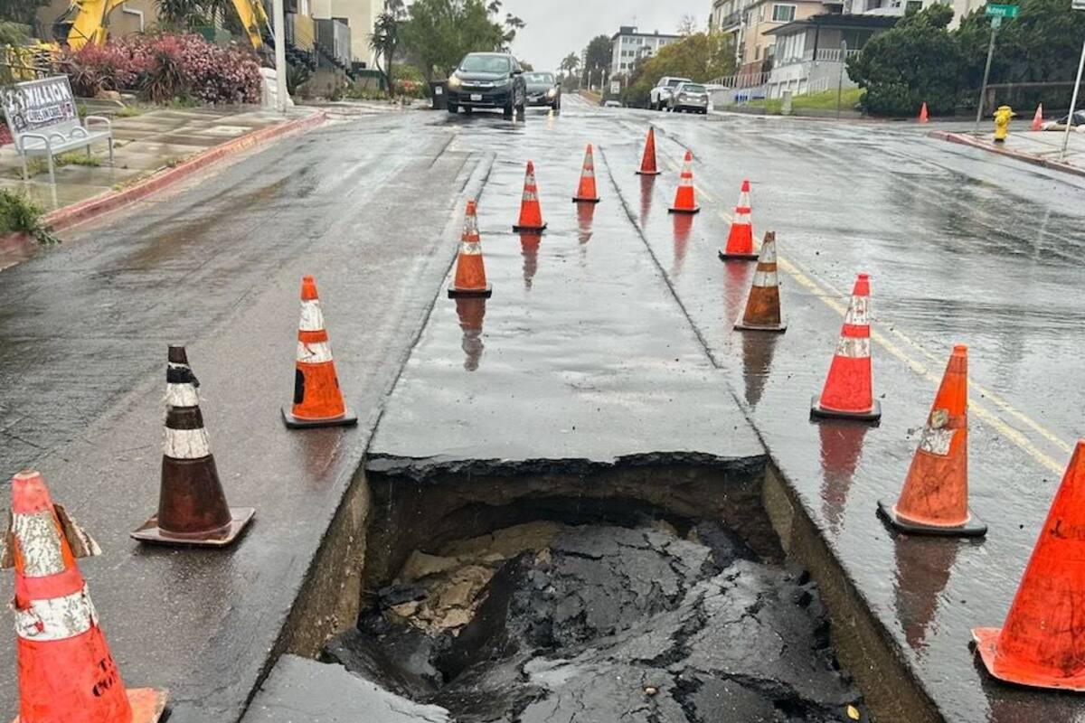 Colapsa parcialmente una calle cerca del centro de San Diego