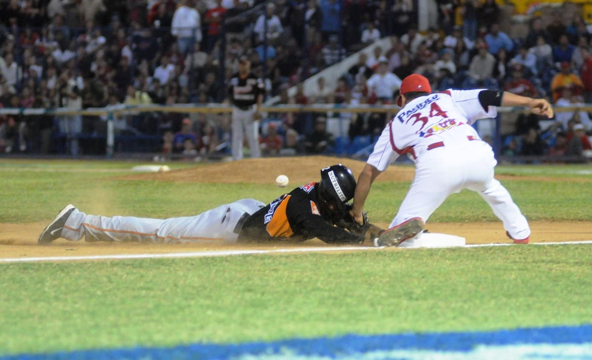 Roberson llega barrido a tercera base durante la final 2010 de la LMP, pero recibió un pelotazo en la nuca. (Foto: Julián Ortega)