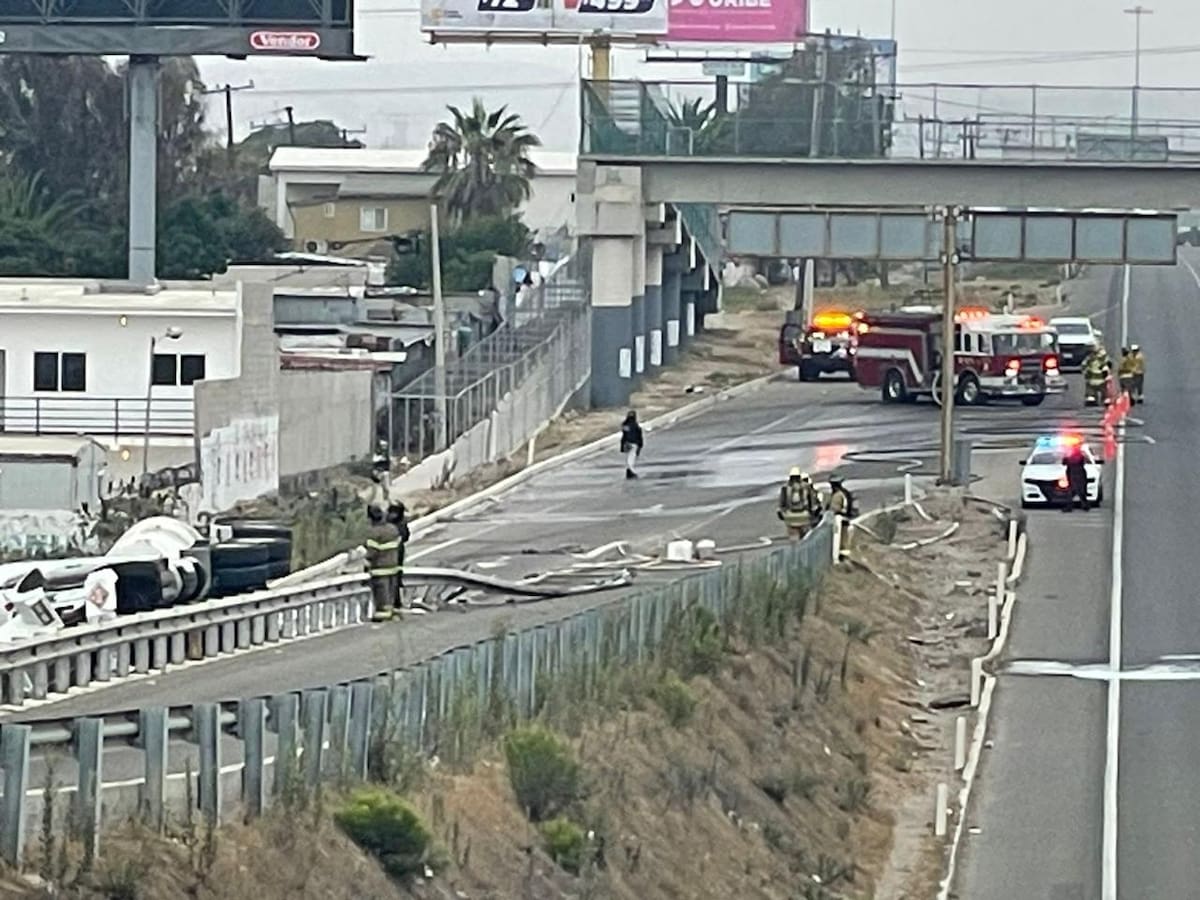La pipa cargada con más de 30 mil litros de combustible perdió el control al intentar maniobrar para ingresar a la vialidad. Foto: Carmen Gutiérrez