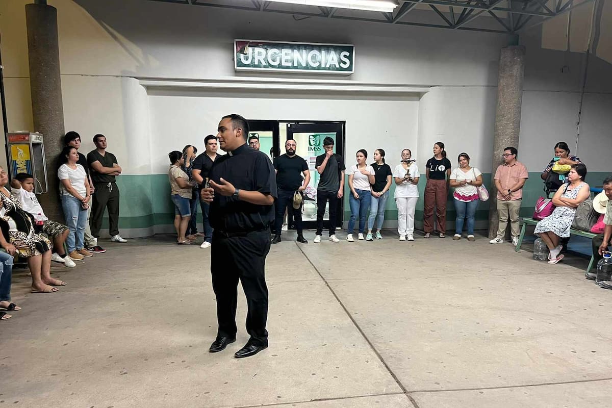 Jóvenes de Lío llevan oración y alimentos a familias de hospitalizados en Navojoa