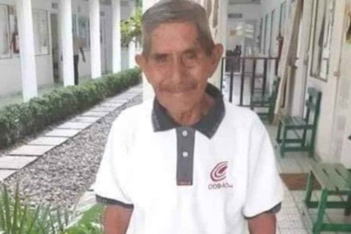 A los 80 años, Víctor se gradúa de la prepa en Oaxaca; quiere ser profesionista