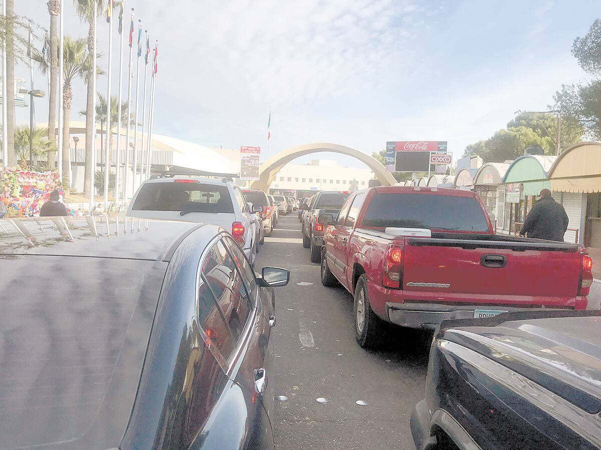 El cierre del cruce fronterizo en fechas navideñas ha contribuido al aumento de tráfico vial.