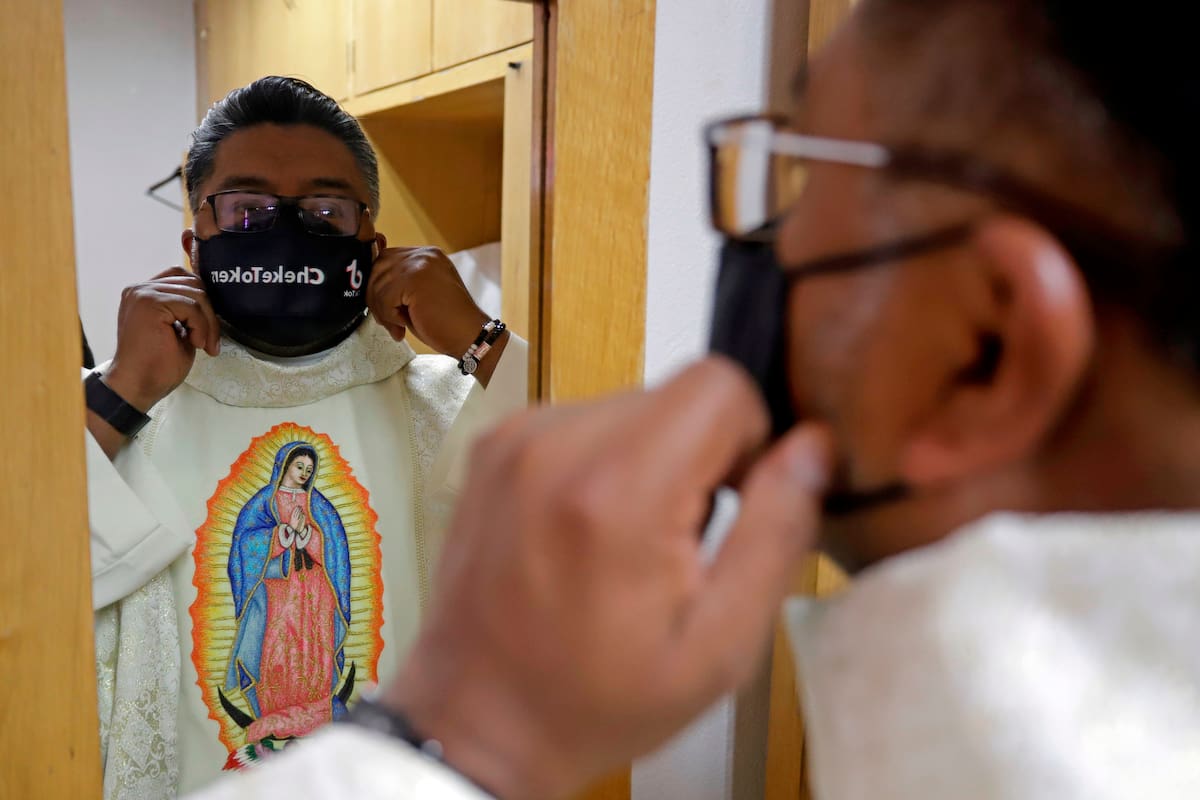 Ezequiel Padilla, más conocido como el Padre Cheke, posa en entrevista con Efe, el 23 de abril de 2021, en el estado de Puebla (México). EFE/ Hilda Ríos