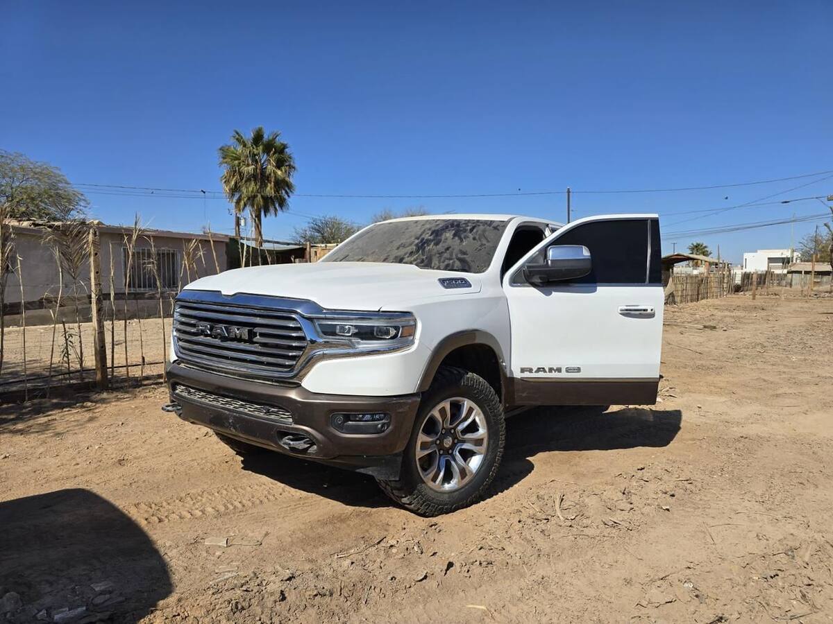 Dodge RAM de color blanco, modelo 2022, sin placas de circulación y con serie vehicular 1C6SRFKTNN109323; se reportó como robado el día 07 de noviembre de 2023 en el Departamento de Policía de Calexico l Foto: Cortesía