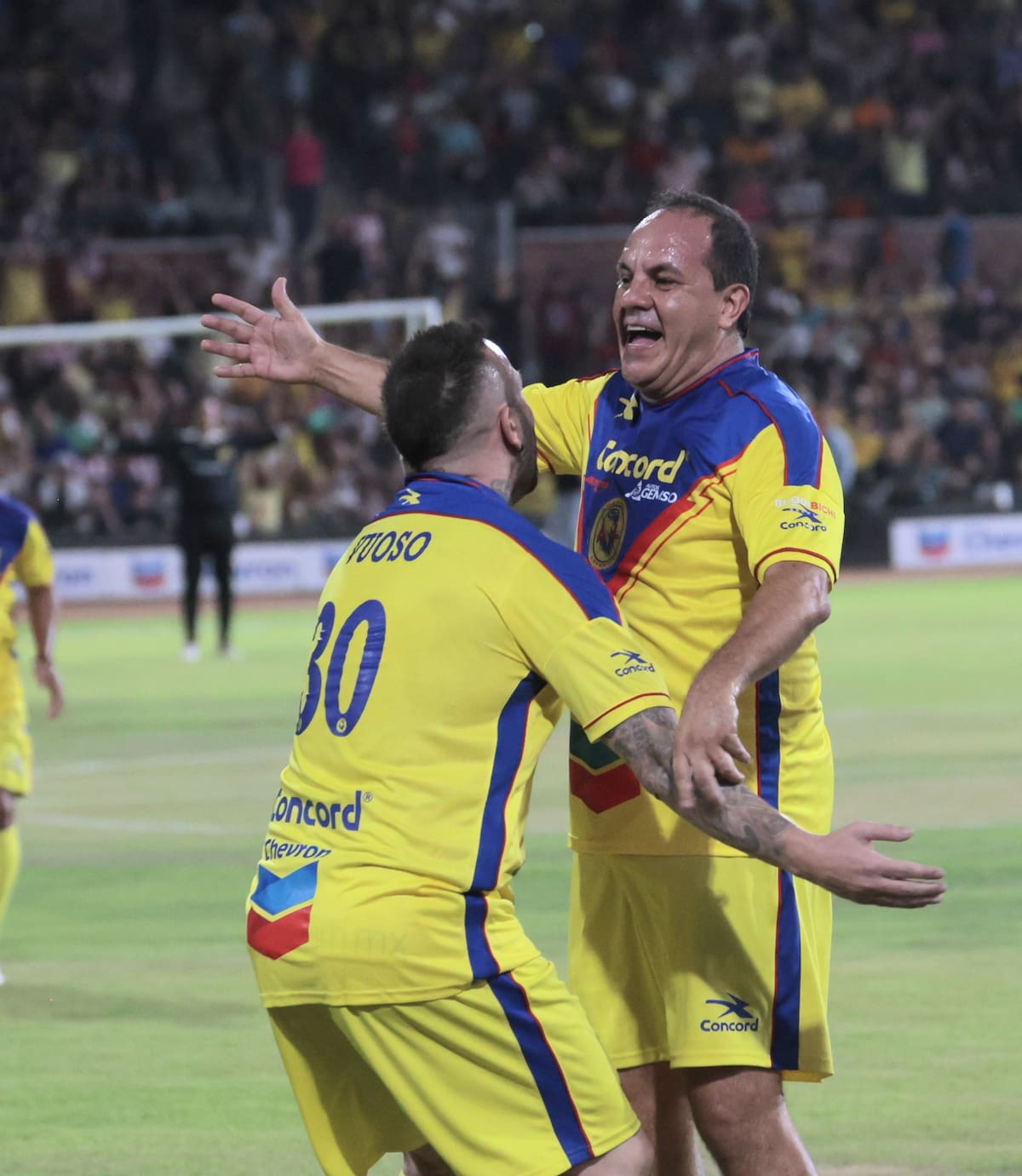 Cuauhtémoc Blanco celebra con Matías Vuoso tras anotar un golazo en el primer tiempo. (Foto: Julián Ortega / El Imparcial)