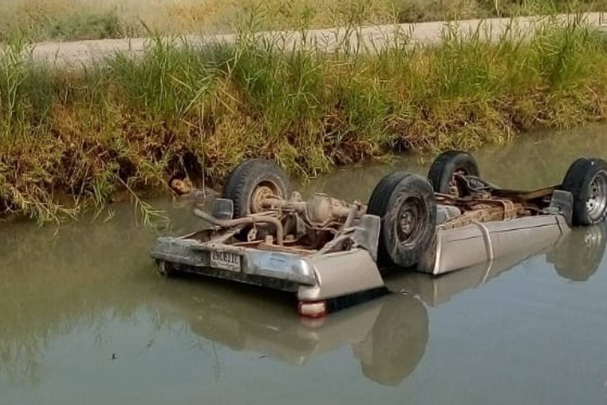 Hombre muere en auto que cayó a canal
