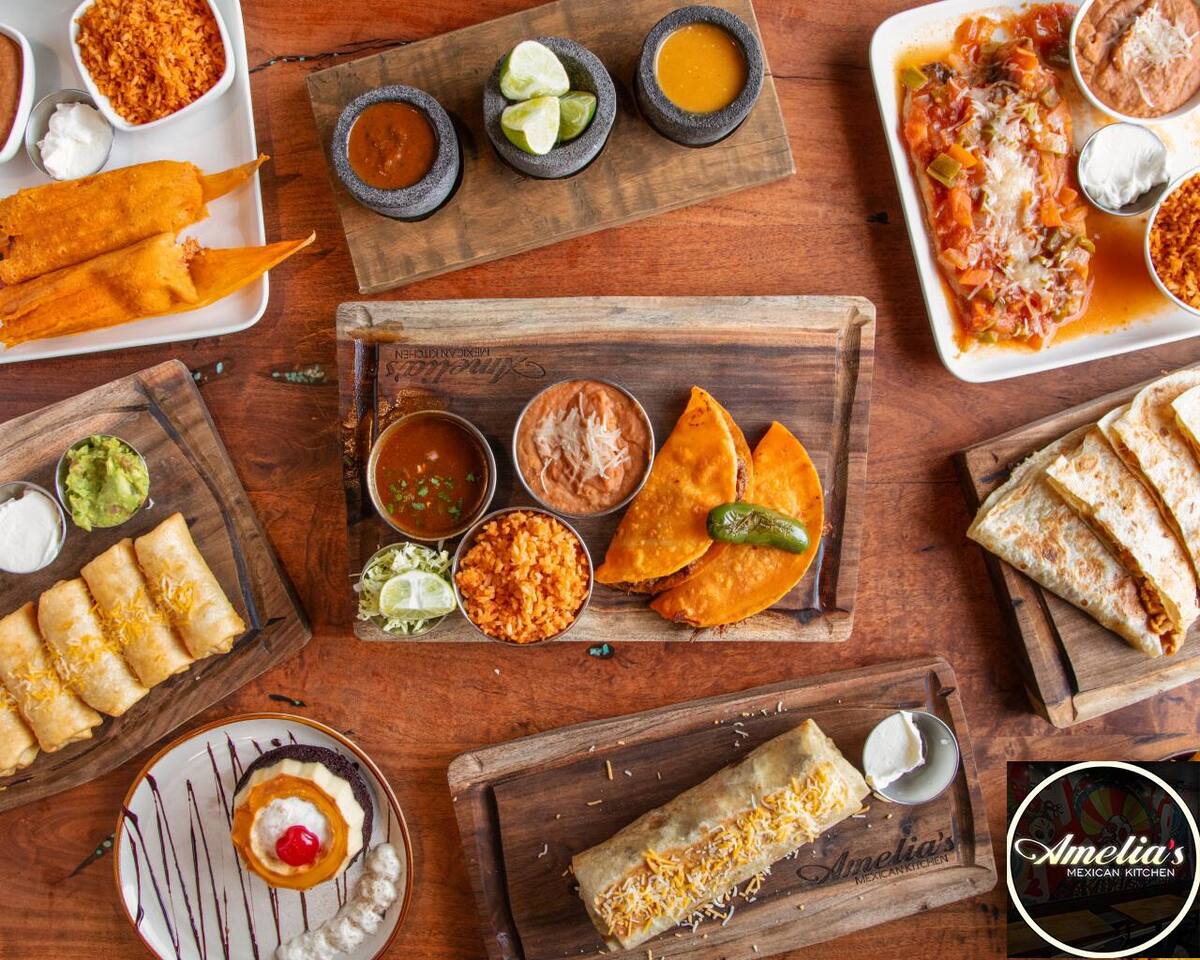 El hermosillense  José Contreras busca que en su negocio de comida se sirva en platos rústicos de madera, se usa el molcajete, para que el cliente de sienta como en casa. FOTO: ESPECIAL