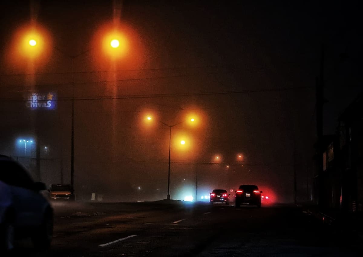 Un intenso banco de neblina se registró durante la madrugada de Navidad al sur de Mexicali, dificultando la visibilidad para automovilistas que circulaban a esas horas. Foto: Saúl Martínez)