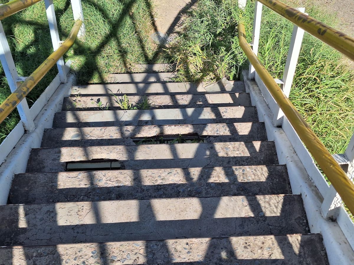 Reportan que el puente peatonal de la colonia El Ranchito tiene escalones deteriorados y tramos de malla ciclónica rota.