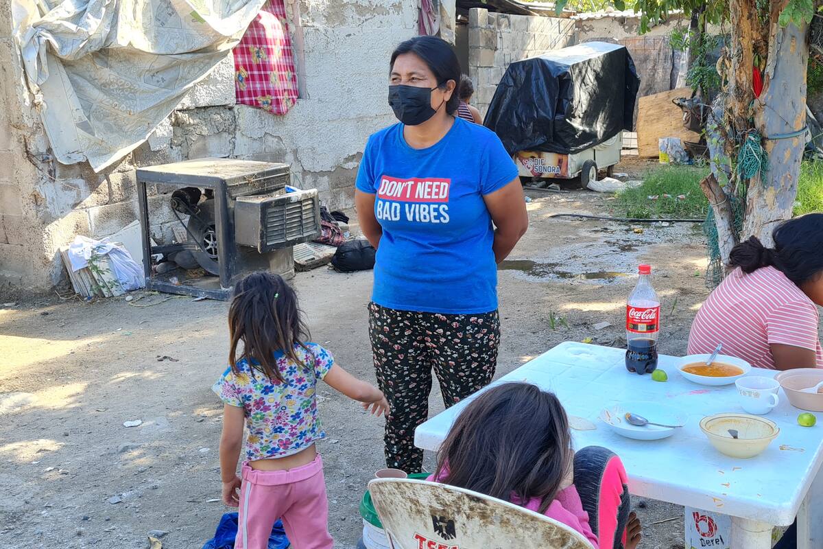 Cobertón Navideño: Entre 9 comparten dos cobijas para mitigar el frío