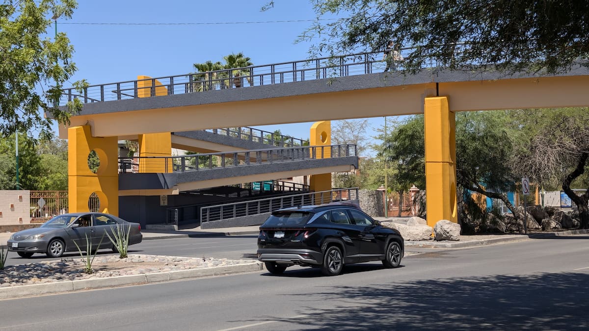 Entre peligro y prisa: estudiantes debaten uso del puente peatonal en Luis Encinas. FOTO: BANCO DIGITAL