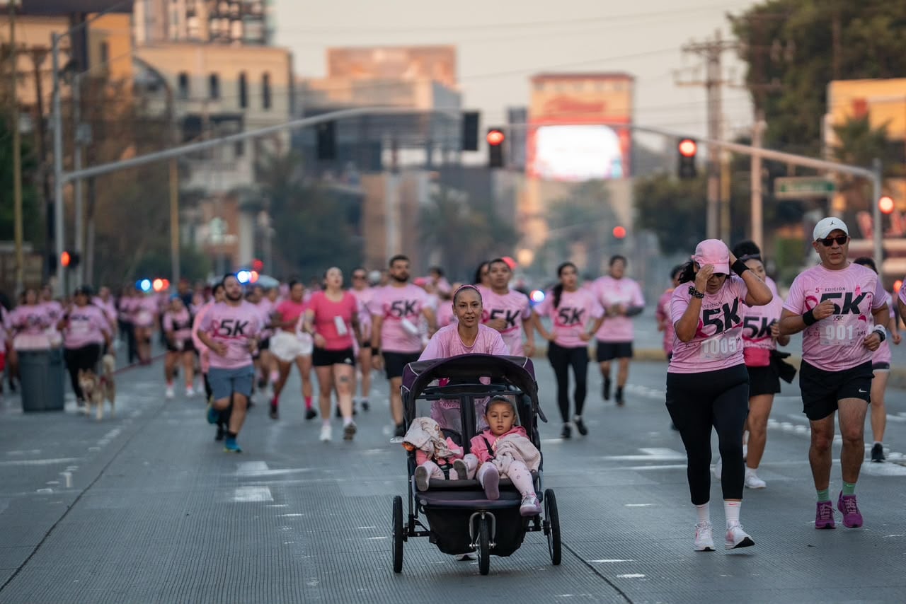 Alrededor de mil 300 personas participaron en la quinta carrera Corre Contra el Cáncer de Mama en Tijuana, que recaudó fondos para comprar camas-camilla para el IMSS. La jornada pet friendly contó con la participación de Vaquita, una perrita sobreviviente de cáncer que completó los cinco kilómetros. Foto: Cortesía / Border Zoom
