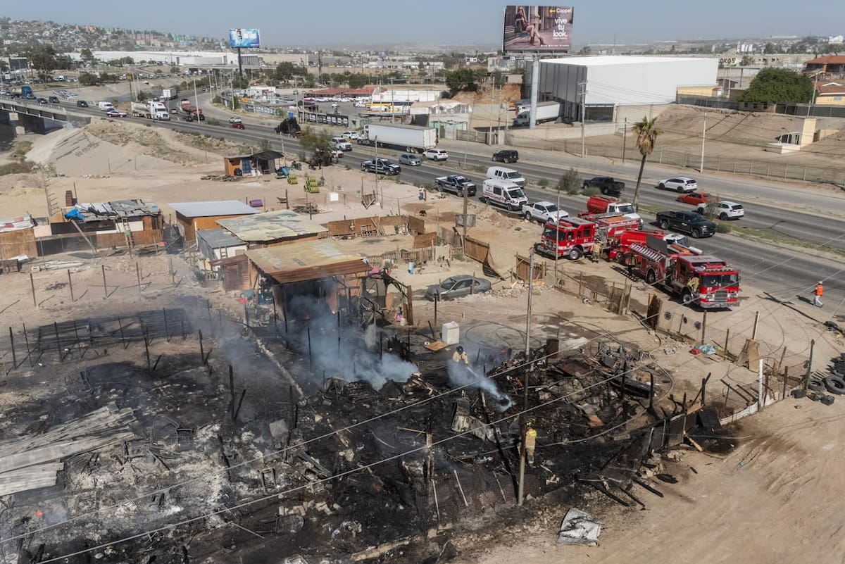 Bomberos de Tijuana atienden un incendio que afectó seis viviendas en un asentamiento irregular de la Vía Rápida Poniente. Foto: Cortesía