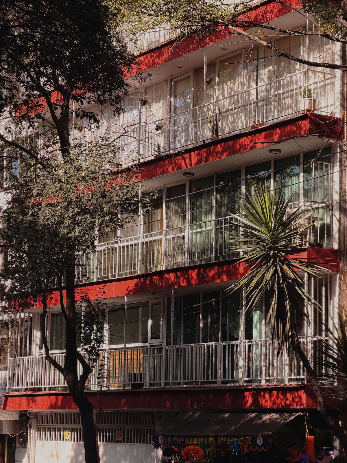De acuerdo con el marco legal vigente en la Ciudad de México, los reportes financieros que incluyen nombres y montos adeudados solo pueden colocarse dentro de las instalaciones del propio inmueble. | Pexels