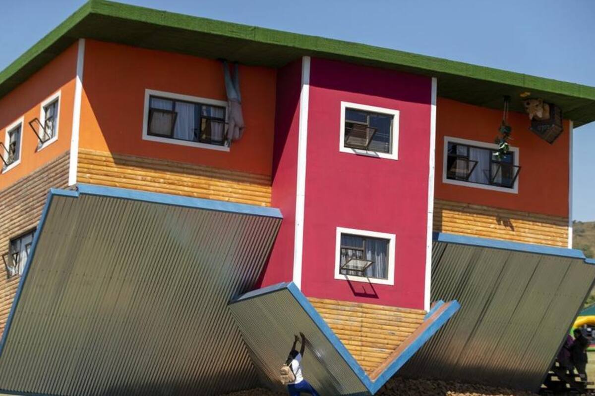 Casas "de cabeza" atraen turistas en Sudáfrica
