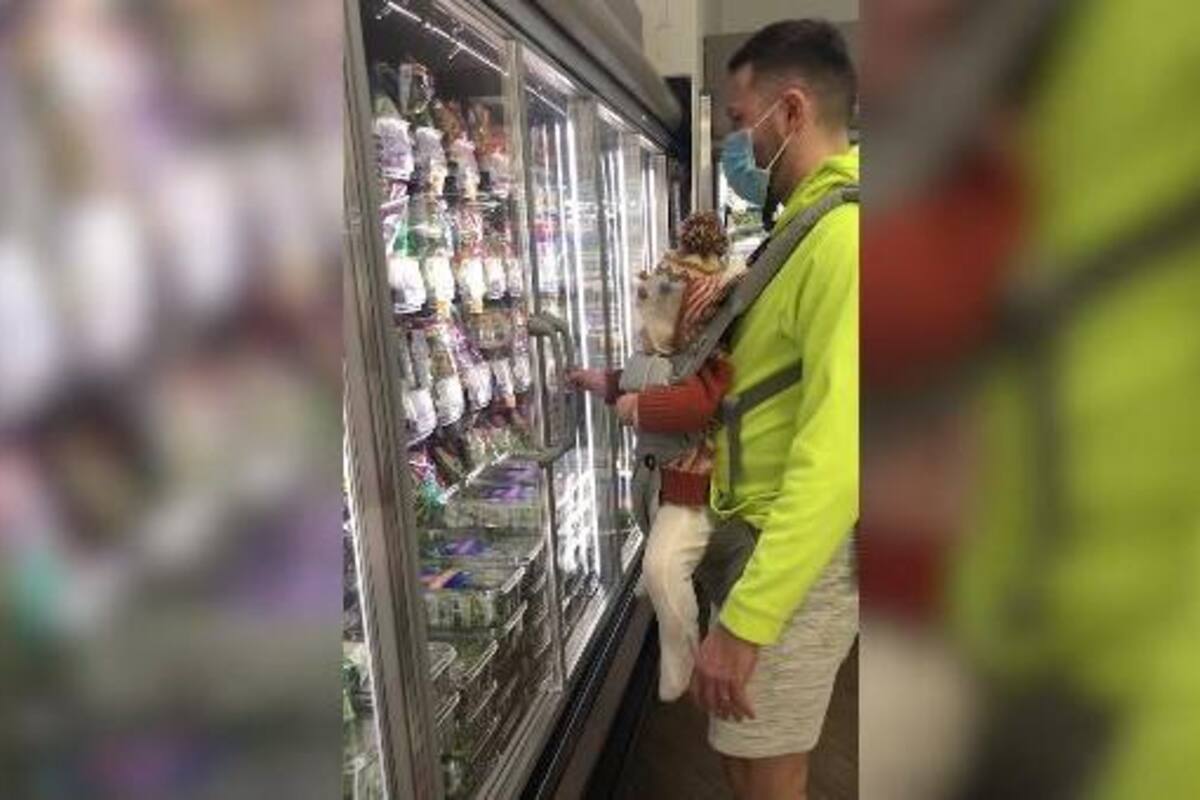 Bebe le ayuda a su padre a abrir la puerta de un refrigerador