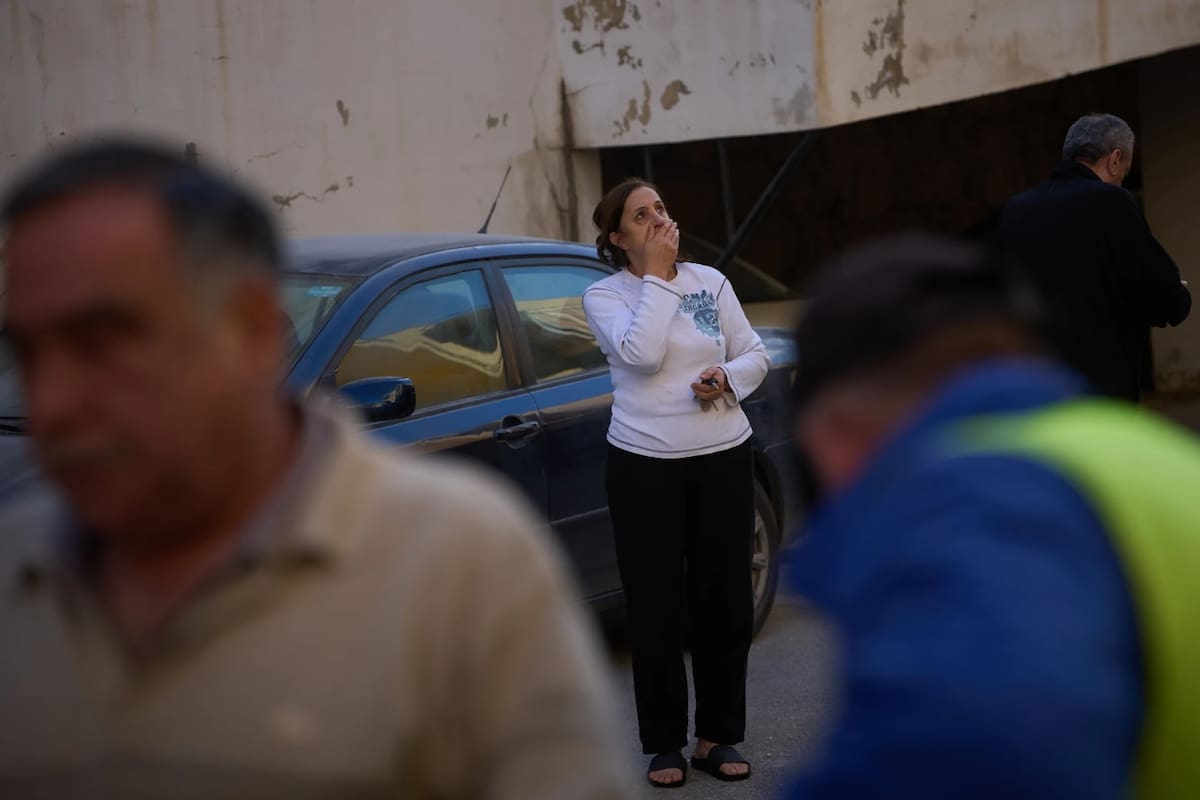 Nadine Naameh reacciona al observar los daños en su casa tras un ataque israeli en la aldea de Ain Saadeh, en las montañas al este de Beirut, Libano, el lunes 6 de abril de 2026. | Crédito: AP/Emilio Morenatti