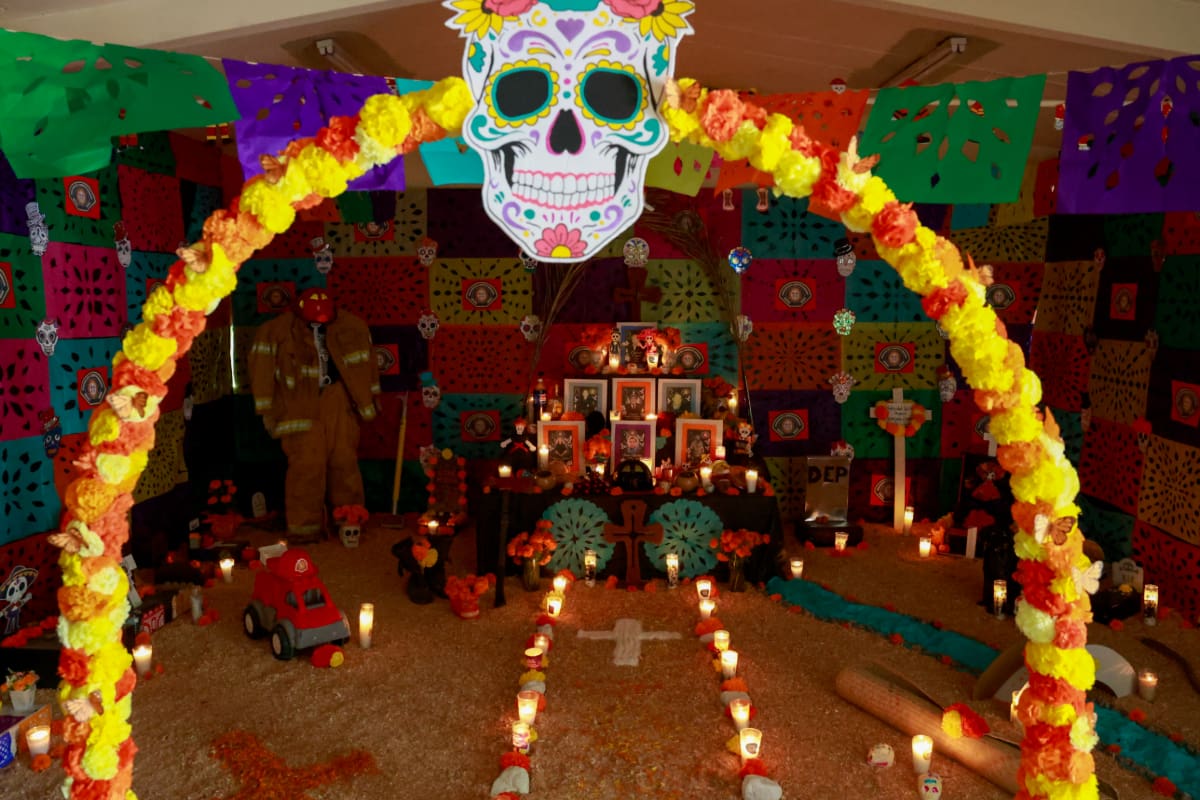Dedican altar de Día de Muertos a bomberos en primaria de Mexicali