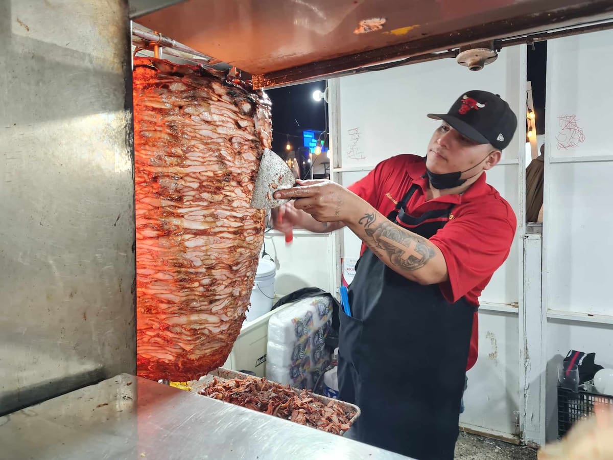 Sabores tradicionales: tacos al pastor deleitan a los asistentes del festival. FOTO: Gamaliel Gonzalez
