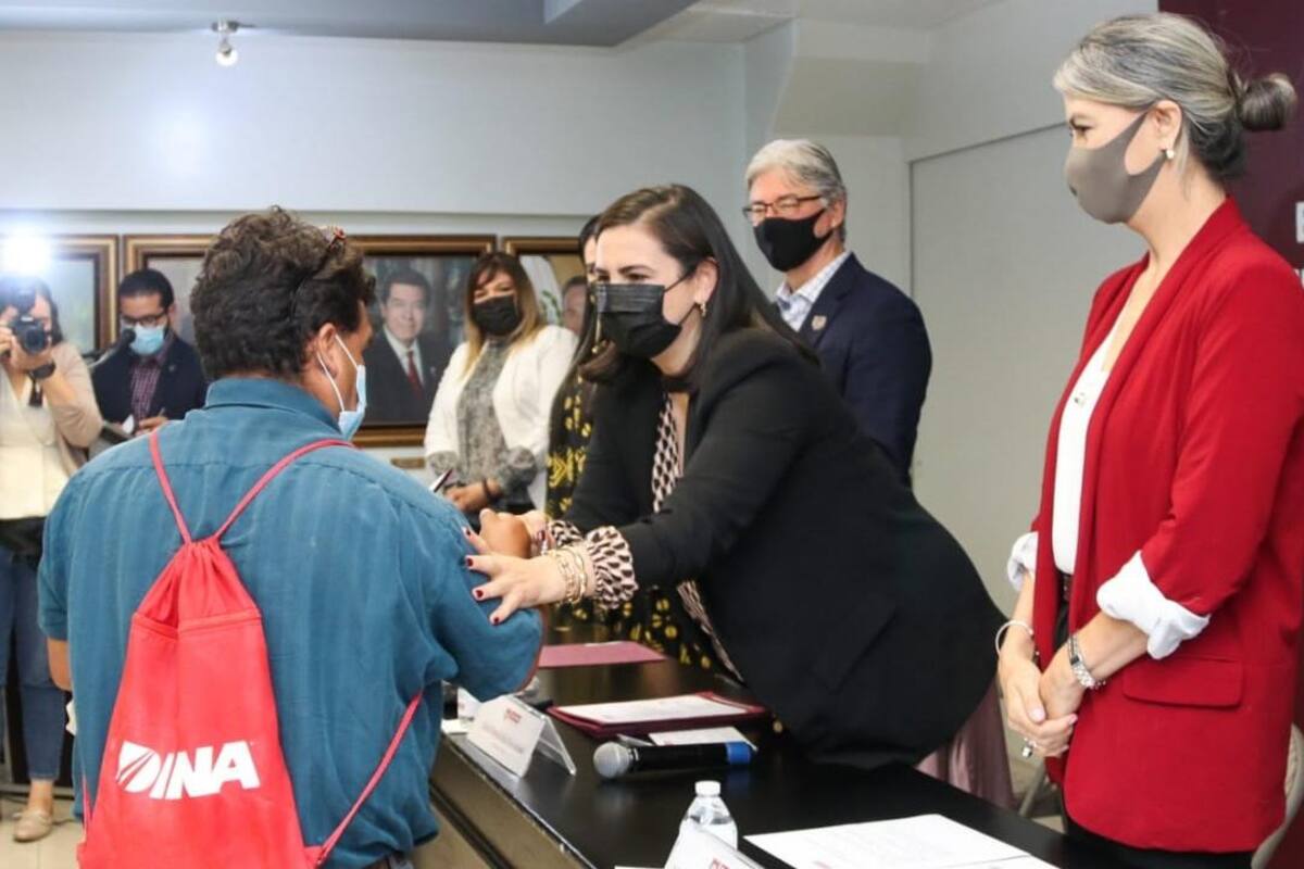 Entregan Karla Ruiz Macfarland y Gabriel Camarena créditos a emprendedores de Tijuana