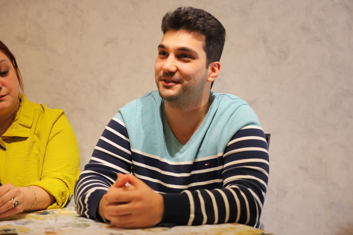 Garri Hovsepyan, de 27 años, toca el chelo.