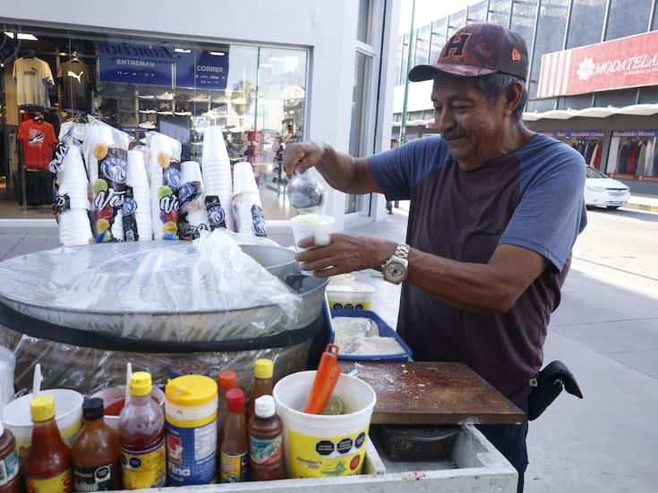 Pablo tiene más de 40 años en la venta de elotes en el Centro de Hermosillo