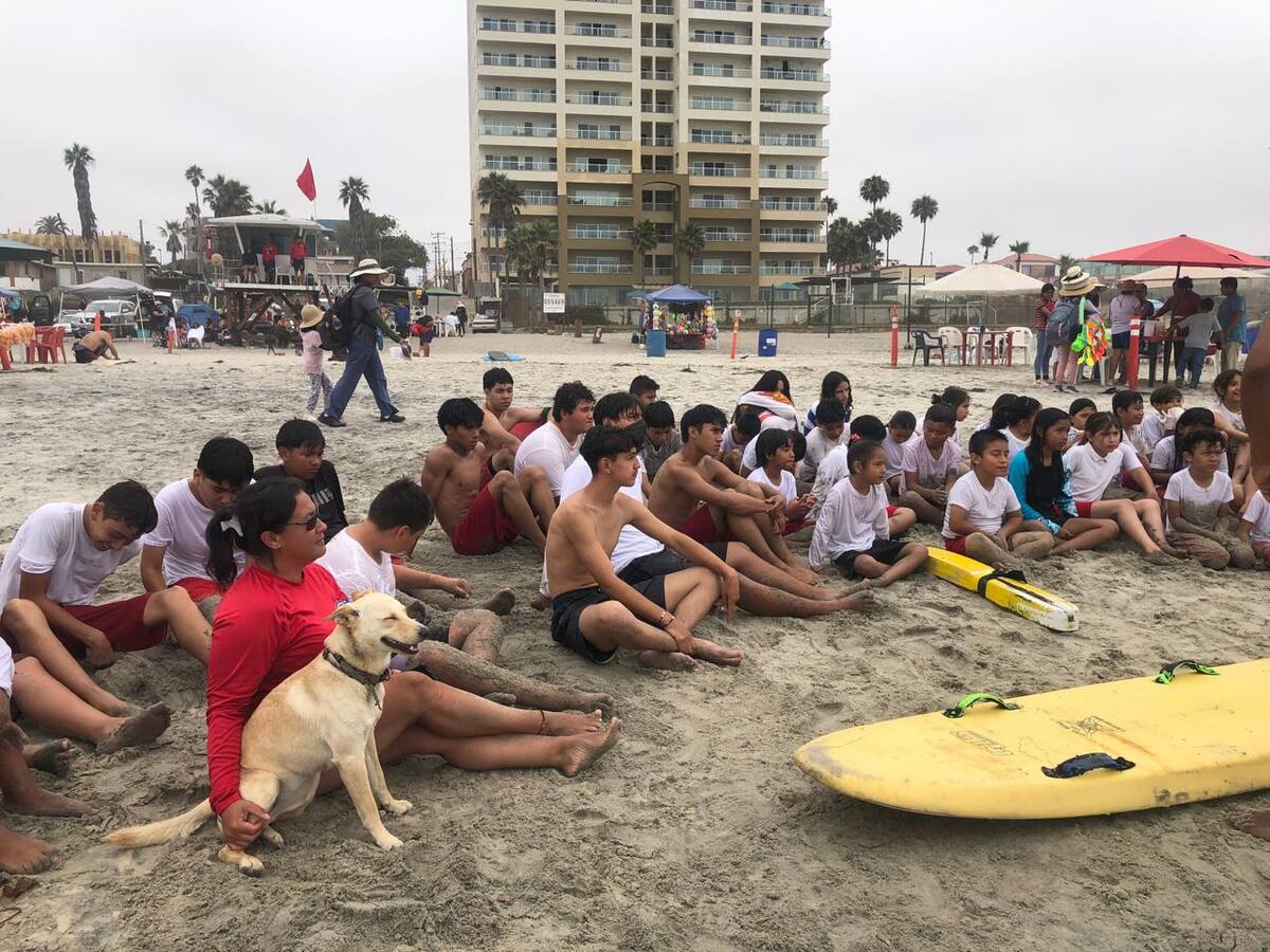 El campamento es gratuito y los niños de entre 6 y 17 años de edad son guiados por los salvavidas.