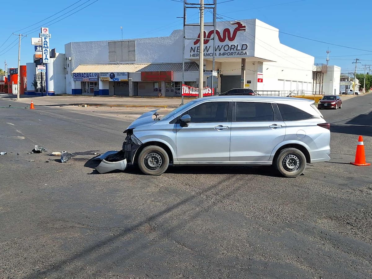 Se registra fuerte choque en Hermosillo, sobre el Periférico Norte. | Crédito: Misael Montaño (GH)